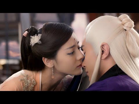 Видео: Маленькая милая девочка-лиса тайно поцеловала пьяного седовласого мужчину. Наконец он начал ей нрави