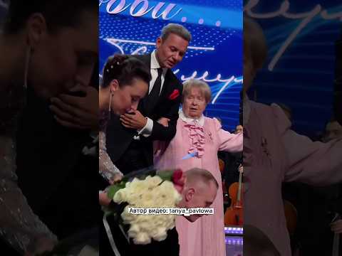 Видео: 💐Все цветы к ногам! Александра Пахмутова отметила 96-ти летие на сцене Кремлевского дворца