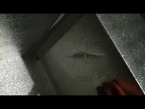Видео: Повредил покрытие внутри морозильной камеры.Что делать???