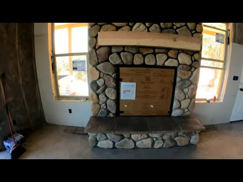Видео: Установка камина из искусственного камня, облицованного булыжником, речной скалой