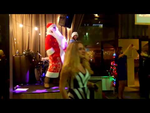 Видео: Флешмоб Деда Мороза и Снегурочки