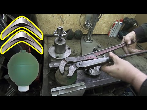 Видео: Снятие, проверка и замена шаровых опор подвески Citroën Xantia (XM, BX).
