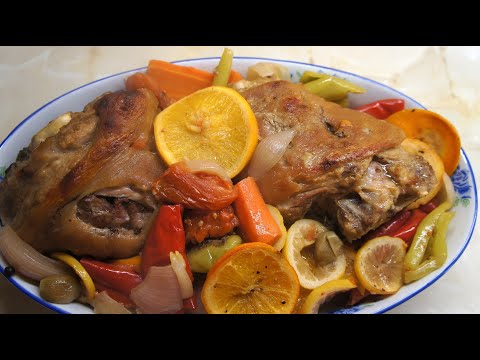 Видео: Свиная рулька запечённая в духовке с овощами.