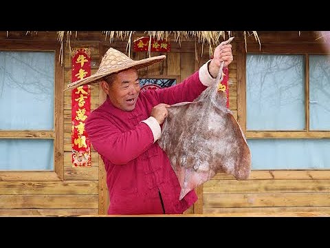 Видео: Тушеная рыба в горшочке с тофу и квашеной капустой ｜ Uncle Rural Gourmet