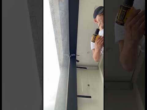 Видео: Монтаж деревянных жалюзи на балкон.