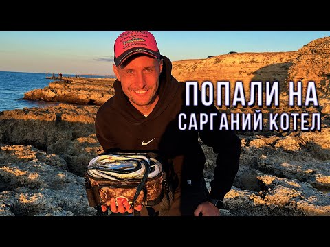 Видео: Сарган жадно атакует пилькер! Рыбалка на Черном море.