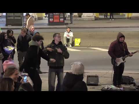 Видео: Питер. Уличные музыканты. Глеб ( Дешевые Драмы) и группа  Шумные соседи. Стрит на Думской.