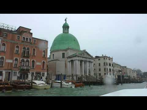 Видео: Прогулка на катере по каналам Венеции