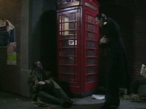 Видео: Шоу Фрая и Лори - скетч про нищего