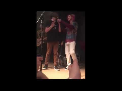 Видео: ФАНАТ ОПОЗОРИЛСЯ НА КОНЦЕРТЕ , КОГДА ПЫТАЛСЯ ЗАСТУПИТЬСЯ ЗА ДЖИЗУСА (Самара 12.03.2020)