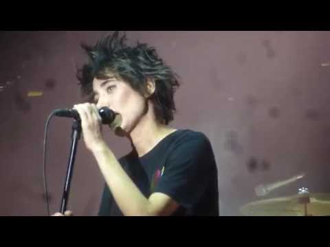 Видео: Земфира - Искала - Екатеринбург \ Прыжок в фан-зону \ - 26/09 #z_tour2016