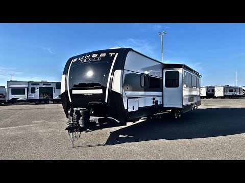 Видео: Этот кемпер на самом деле вмещает 10 человек || И имеет две ванные комнаты!