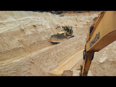 Видео: Работа в паре экскаватор - бульдозер ! Погрузка машин в песчаном карьеие