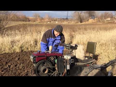 Видео: Пахота мототрактором Полтавским плугом ПЛ - 4