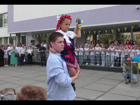 Видео: 8. Лінійка на День знань - Перший ДЗВОНИК