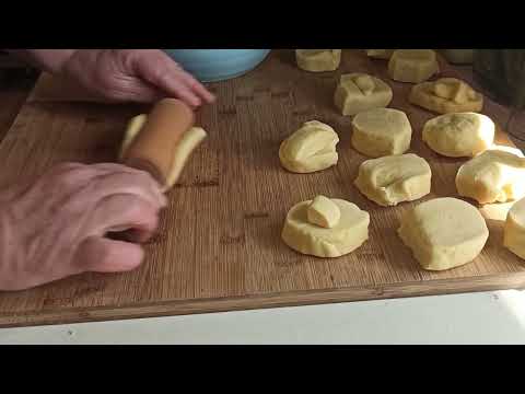 Видео: КИБИНАЙ -----КАРАИМСКИЕ   ГОРЯЧИЕ ПИРОЖКИ С БУЛЬЙОНОМ