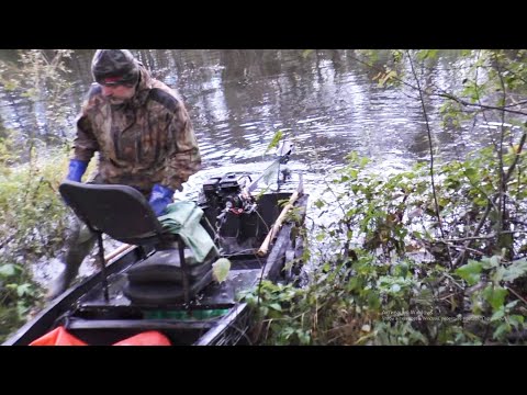 Видео: Костя купил плоскодонку из ПНД с болотоходным лодочным мотором "Тофалар". Тест на лесной реке.