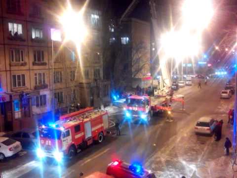 Видео: Горит квартира в Астане на Жангельдина 06.02.2015