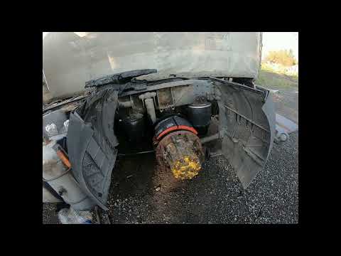 Видео: Клепаю тормоза,меняю подушки