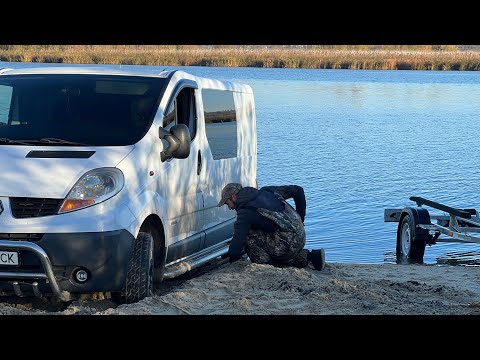 Видео: В поисках окуня! И если хотите хорошую разминку перед и после рыбалки,купите  Рено!