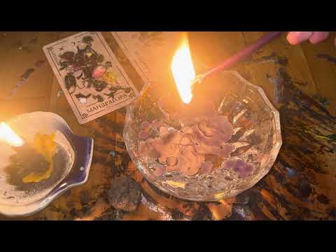 Видео: СВЕЧНОЕ ГАДАНИЕ | ЧТО ПРОИСХОДИТ ЗА ВАШЕЙ СПИНОЙ