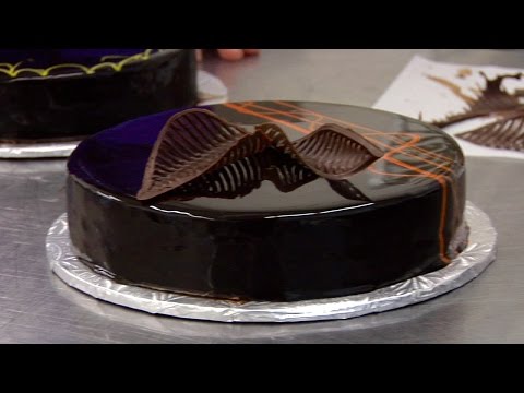 Видео: Как приготовить идеальную шоколадную зеркальную глазурь — Miroir & Tempering