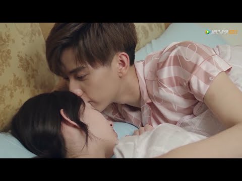 Видео: Генеральный директор наконец забрался на кровать Золушки, она слишком устала, чтобы открыть глаза.