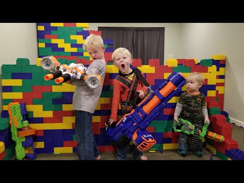Видео: LEGO FORT Nerf War!!! 400 фунтов Lego, 60 пушек и 4000 стрел Nerf