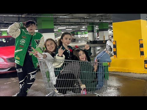 Видео: Камиль и Амина с друзьями катаются на катке! Что рисуют девочки?