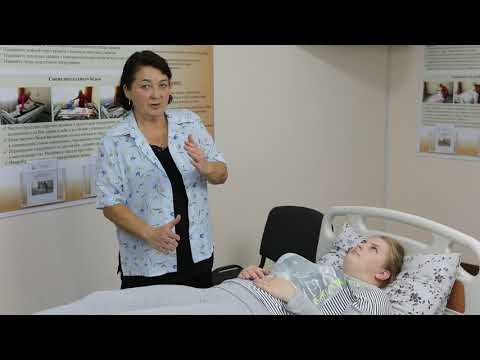 Видео: Использование стула для размещения в положении сидя в кровати
