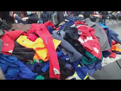 Видео: Секонд-хенд рынок Ждановичи г. Минск. На улице, одежда и аксессуары, second hend вторые руки.