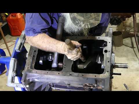 Видео: Дизельный двигатель Ferguson 23C. Часть 8. Снятие поршней