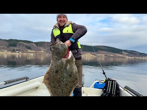 Видео: Это ПАЛТУС!!! НЕ МОГУ ПОДНЯТЬ! Ловля трофейного палтуса в Норвегии