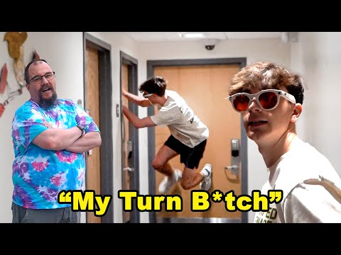 Видео: Ding Dong Ditch в студенческих общежитиях