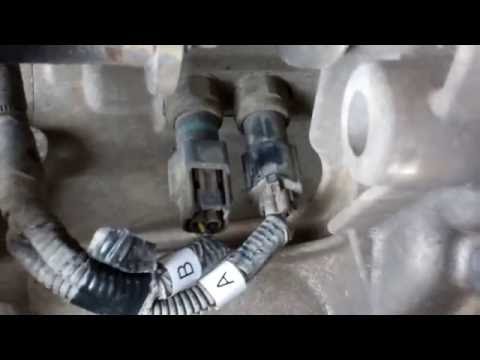 Видео: Как заменить переключатели коробки передач 4x4 на Nissan Navara D40