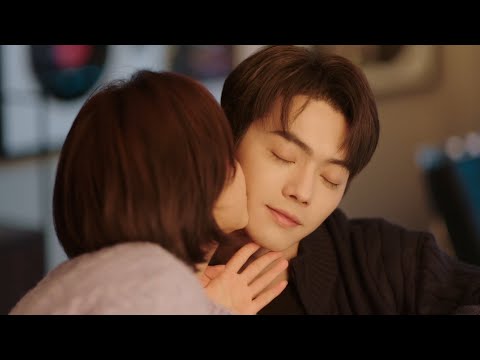 Видео: Генеральный директор кокетливо попросил поцелуя, а Золушка повела его в кровать на «массаж»!🍑