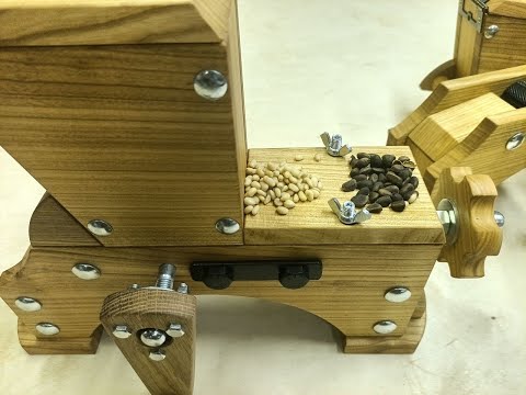 Видео: Машинка для чистки кедрового ореха