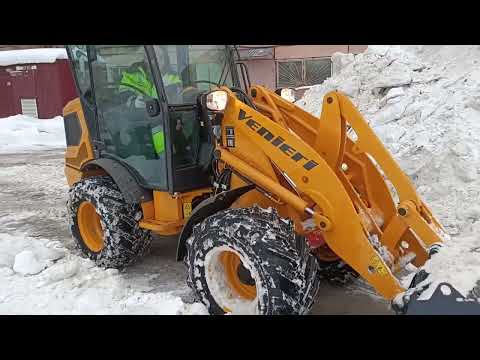 Видео: Шарнирный мини погрузчик Venieri VF1.63C на уборке слежавшегося снега внутри дворовых территорий