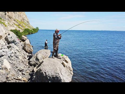 Видео: Опасная РЫБАЛКА со скал ВОЛГИ. Береговой спиннинг на водохранилище