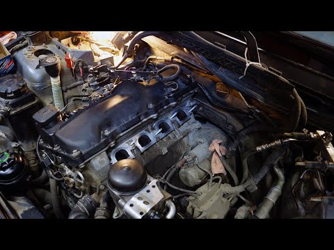 Видео: BMW 1 E87 (E90) с двигателем N46 - замена КВКГ, прокладок масляного стакана и клапанной крышки.