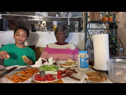 Видео: У нас есть сэндвичи BLT и картофель фри из батата.