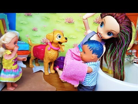 Видео: КАТЯ ЛЫСЕЕТ, КРАСКА НЕ СМЫВАЕТСЯ! Веселая семейка смешные куклы Даринелка видео с куклами Барби