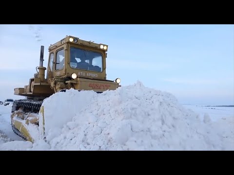 Видео: Мегатехника в снегу Т-330, ДЭТ-250, Б-10, Т-150. Powerful Soviet bulldozers in the snow