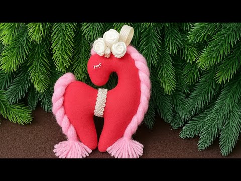 Видео: СИМВОЛ ГОДА🐴Я взяла кусок ткани и пряжу и создала НОВОГОДНЮЮ игрушку