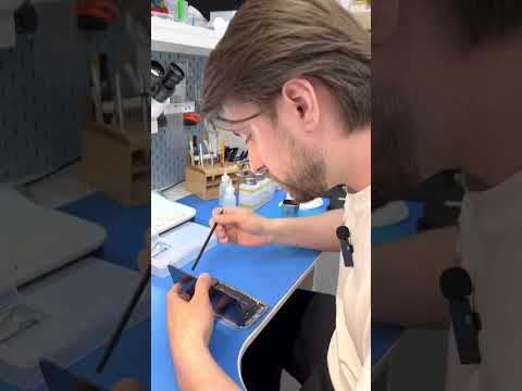 Видео: Кривляющийся переросток с женским голосом меняет стекло камеры на iPhone 12 Pro Max. Зае**л!