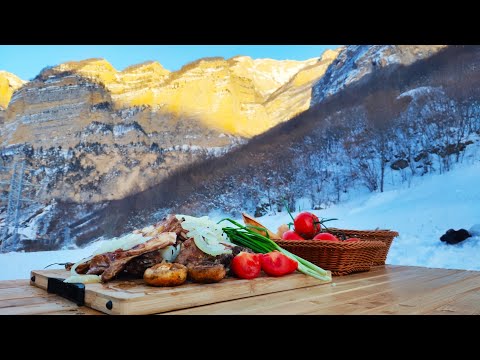 Видео: Кавказский ШАШЛЫК ИЗ БАРАНИНЫ в горах.