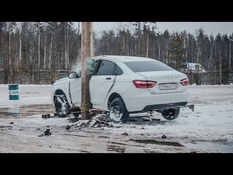 Видео: Lada Vesta против столба. Ошибка проектирования.