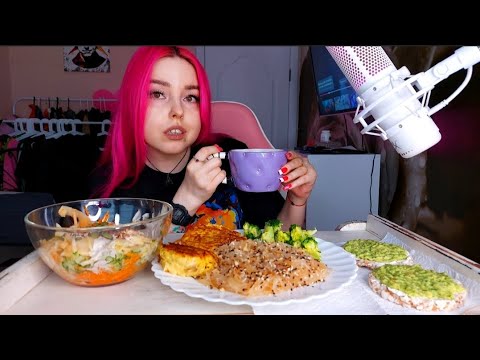 Видео: Едим и болтаем мукбанг/колдуны с фунчозой,авокадо ,брокколи и салат mukbang