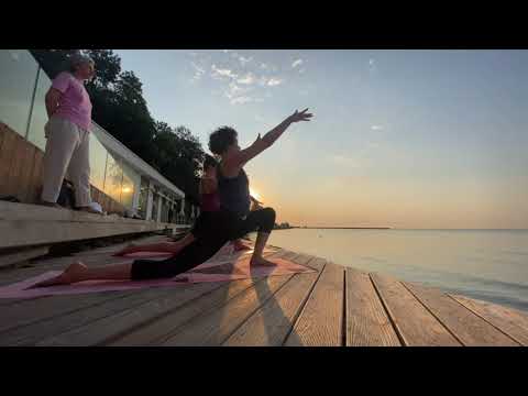 Видео: Приветствие солнцу у моря - внимательная динамическая практика асан йоги