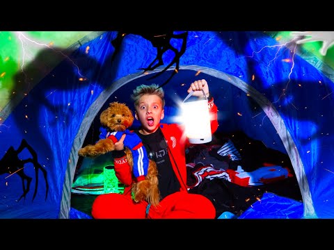 Видео: КТО-ТО Живет в Нашем Дворе ! Ночь в Палатке !